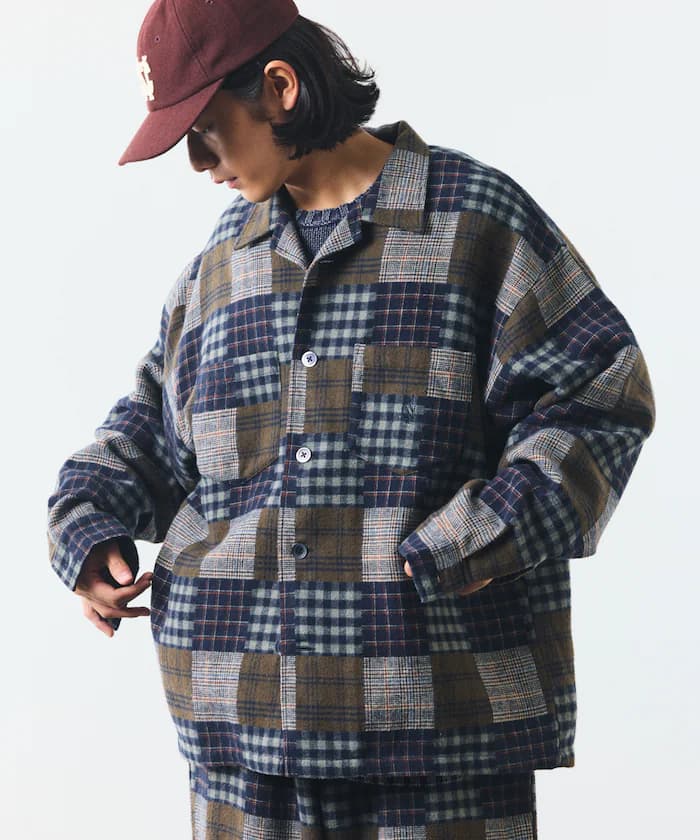 グレー