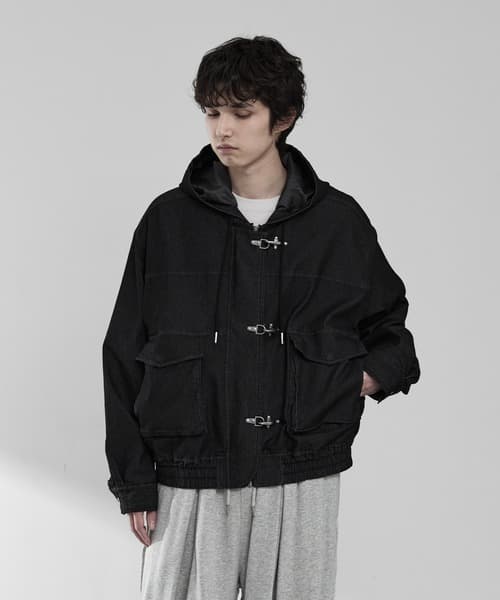グレー