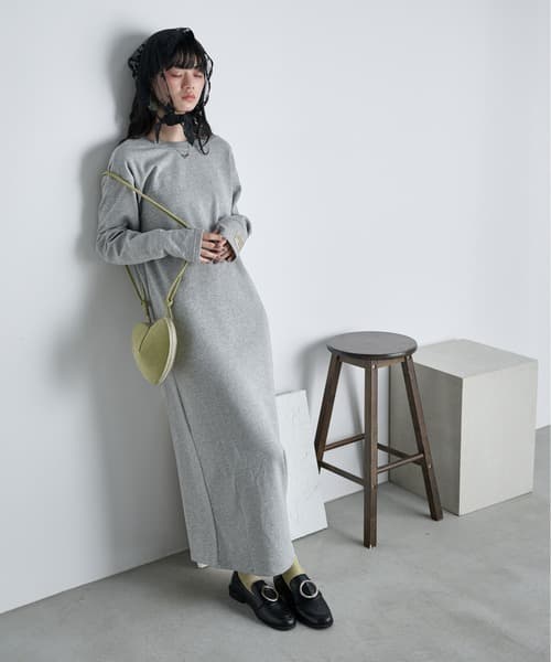 グレー