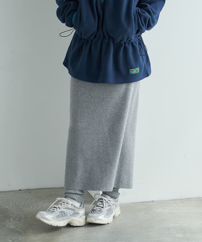グレー