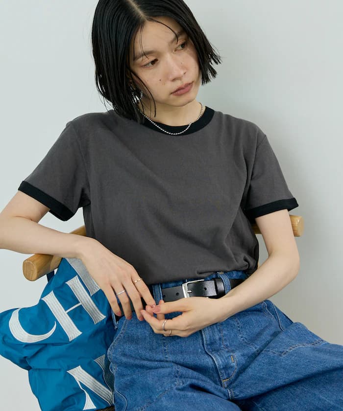 チャコールグレー