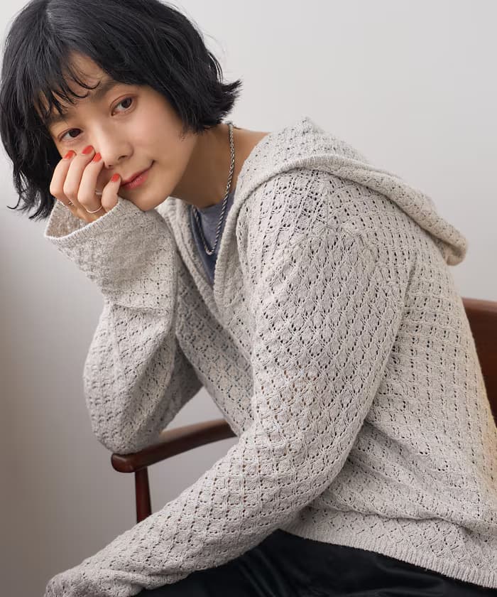 グレー