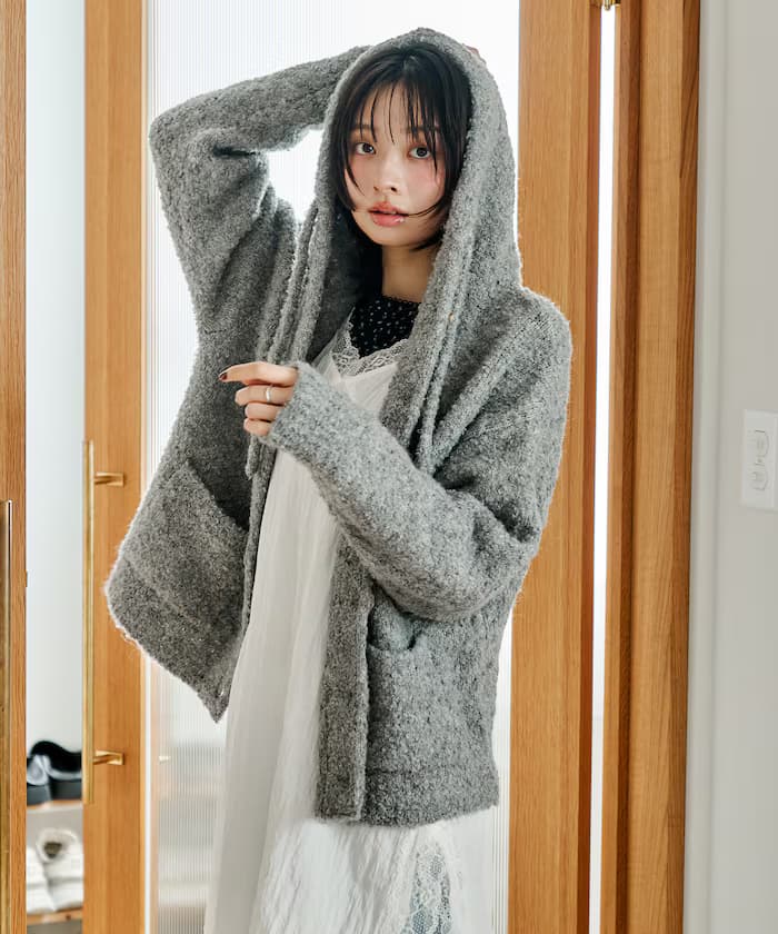 グレー