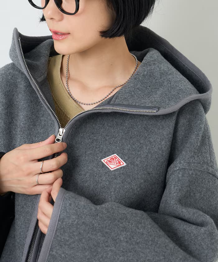 グレー