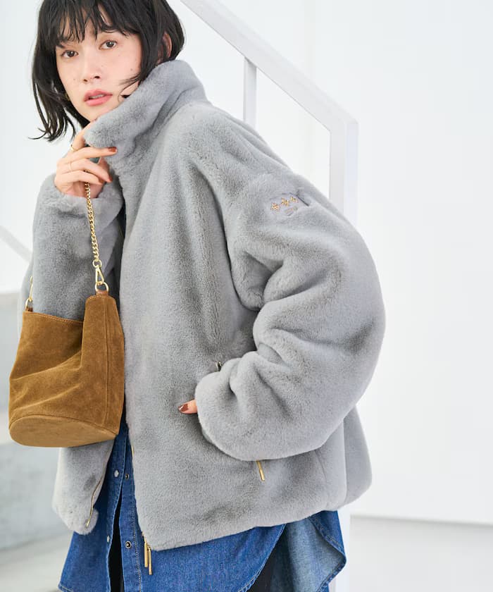 グレー