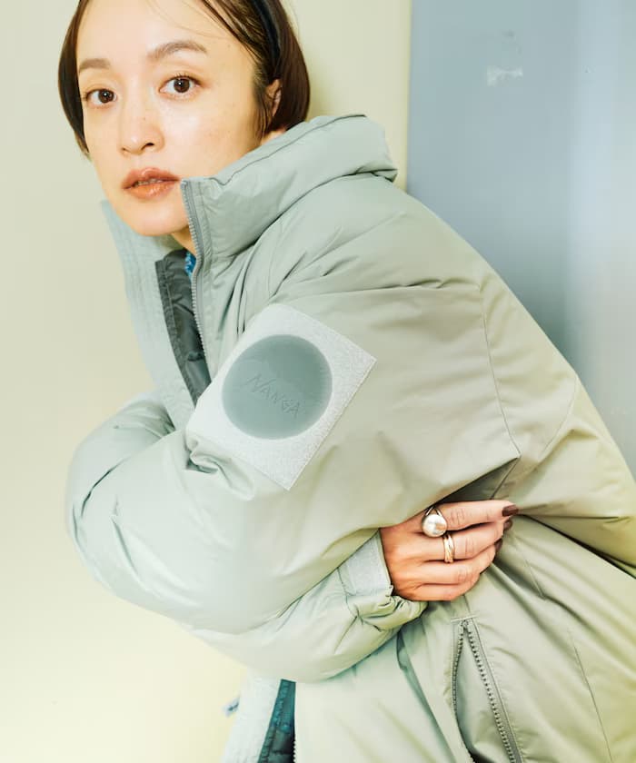 グレー