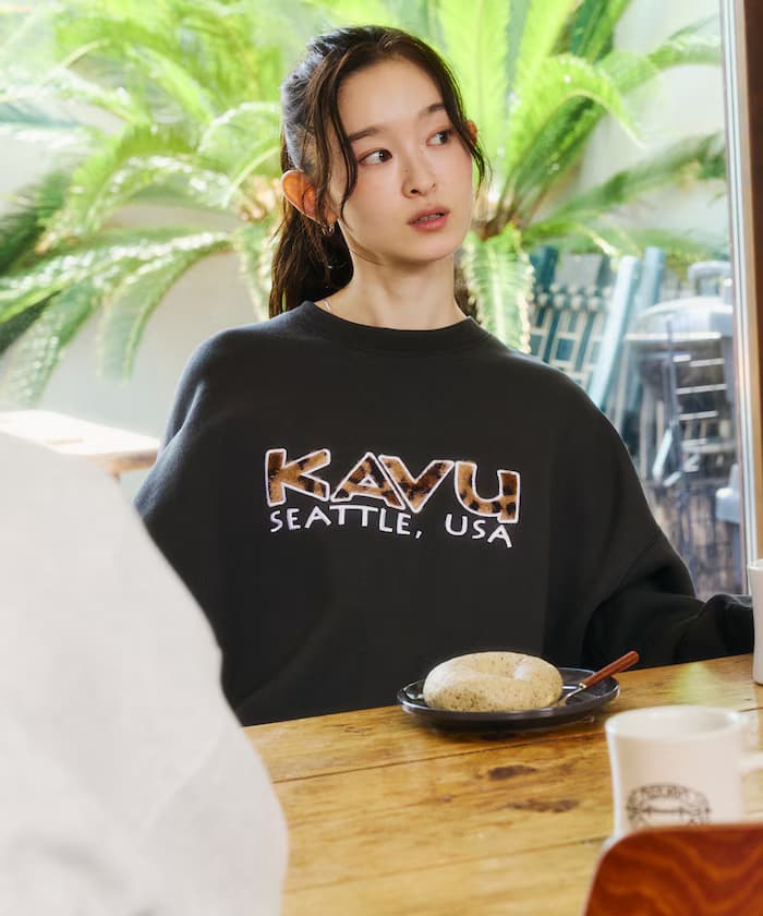 チャコールグレー
