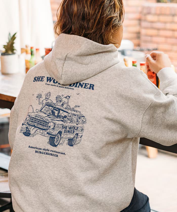 SHE WOLF DINER×FREAK'S STORE 聯名限定 寬版 背面印花 PO連帽衫【限定款】