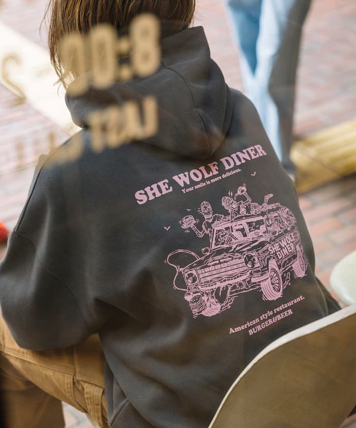 SHE WOLF DINER×FREAK'S STORE 聯名限定 寬版 背面印花 PO連帽衫【限定款】