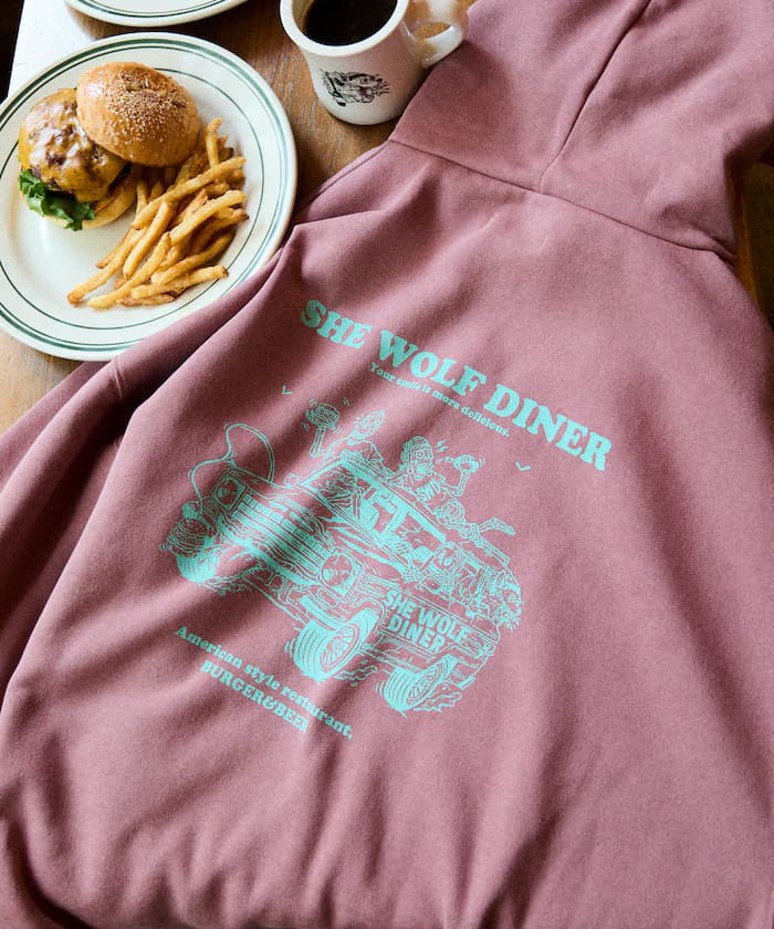 SHE WOLF DINER×FREAK'S STORE 聯名限定 寬版 背面印花 PO連帽衫【限定款】