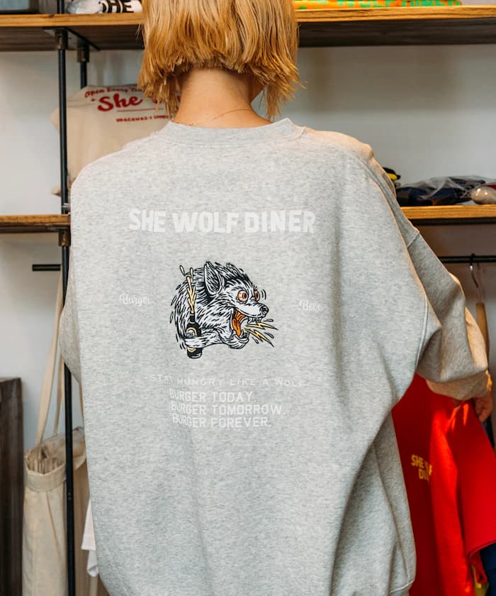 SHE WOLF DINER×FREAK'S STORE聯名 寬版後背刺繡圓領衛衣WOLF 【限定展開】