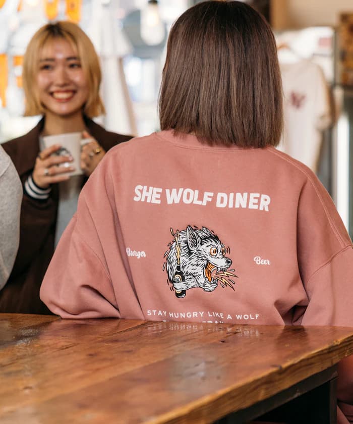 SHE WOLF DINER×FREAK'S STORE聯名 寬版後背刺繡圓領衛衣WOLF 【限定展開】