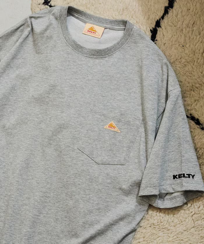 KELTY×FREAK'S STORE 聯名限定 小標誌 復古Logo 圓領 口袋T恤【限定款】