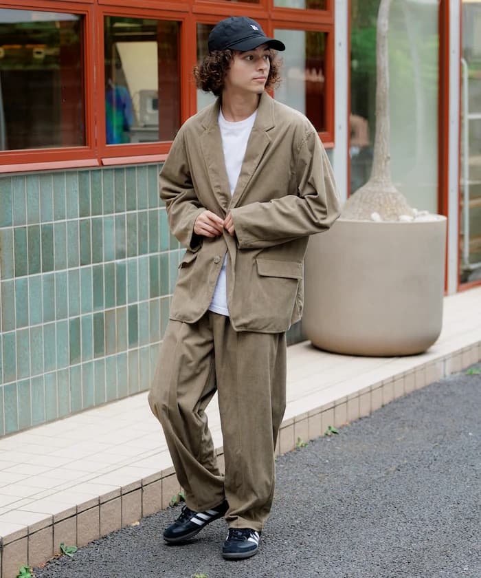 ベージュ