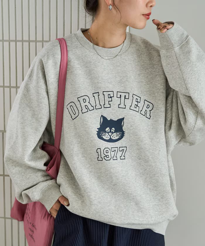 グレー