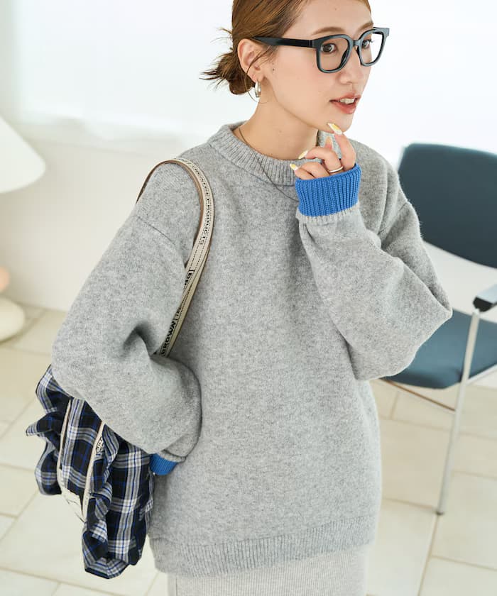 グレー