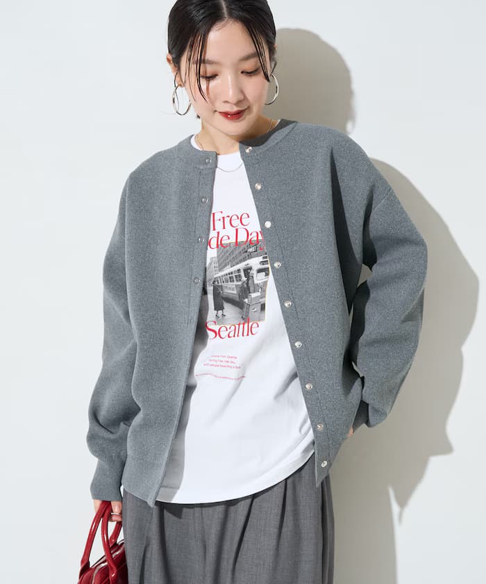 グレー