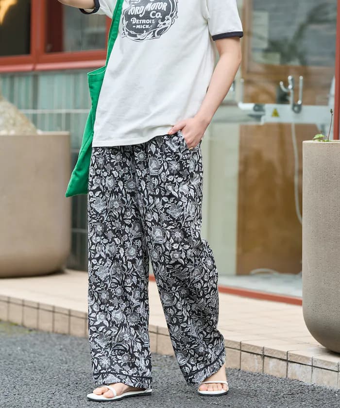 ブラック