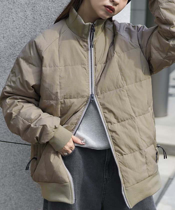 グレー
