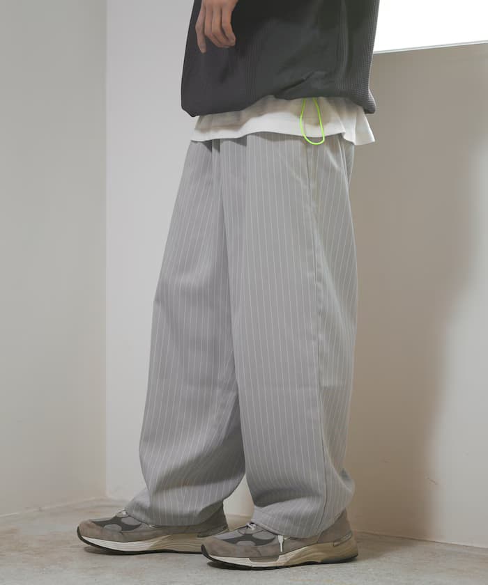 グレー