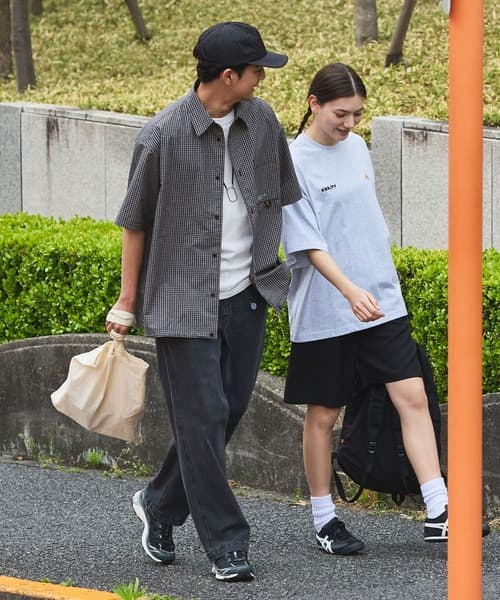 グレー