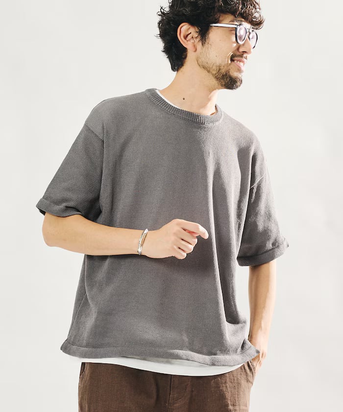 グレー