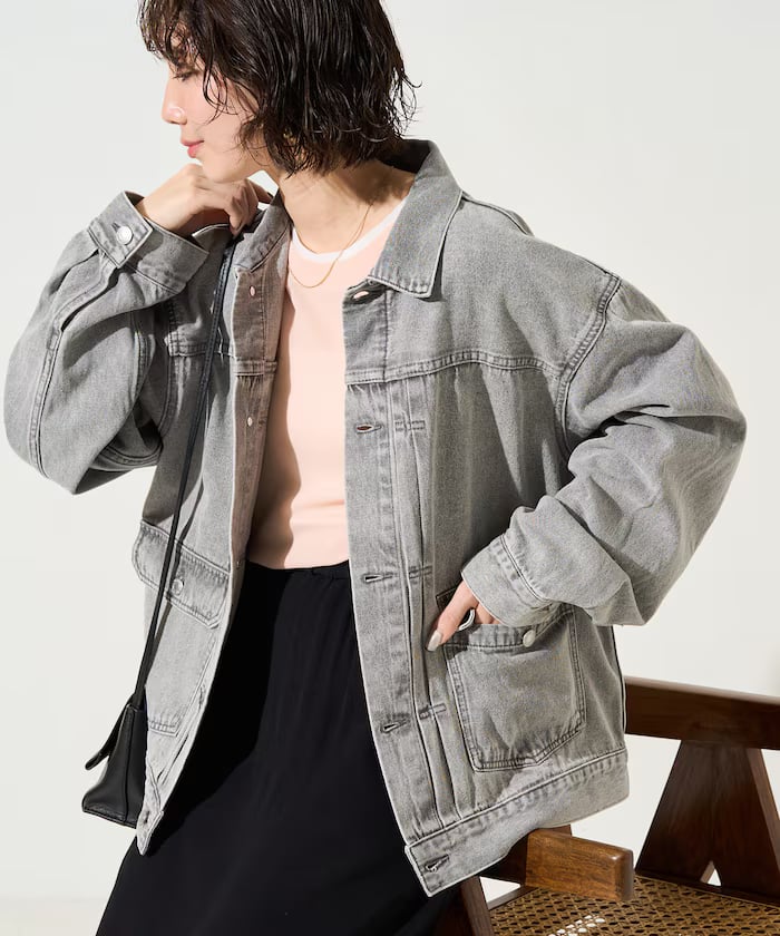 グレー