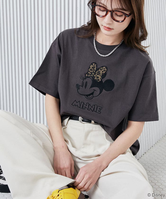 チャコールグレー