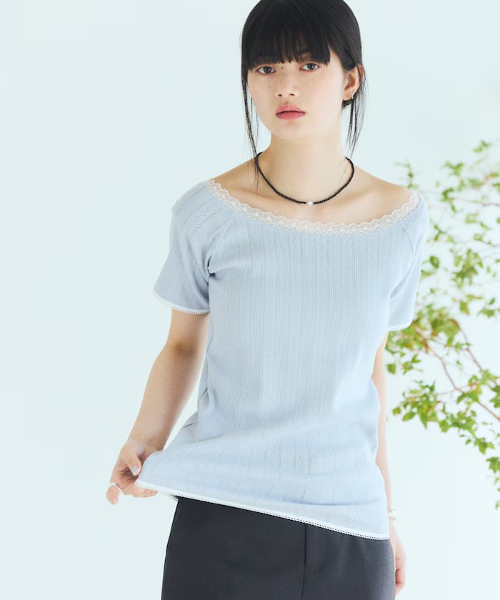 グレー