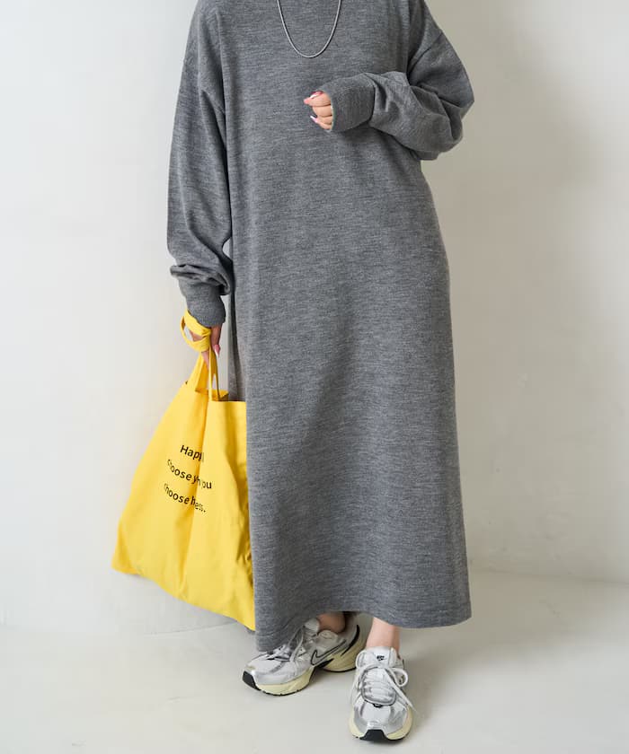 グレー