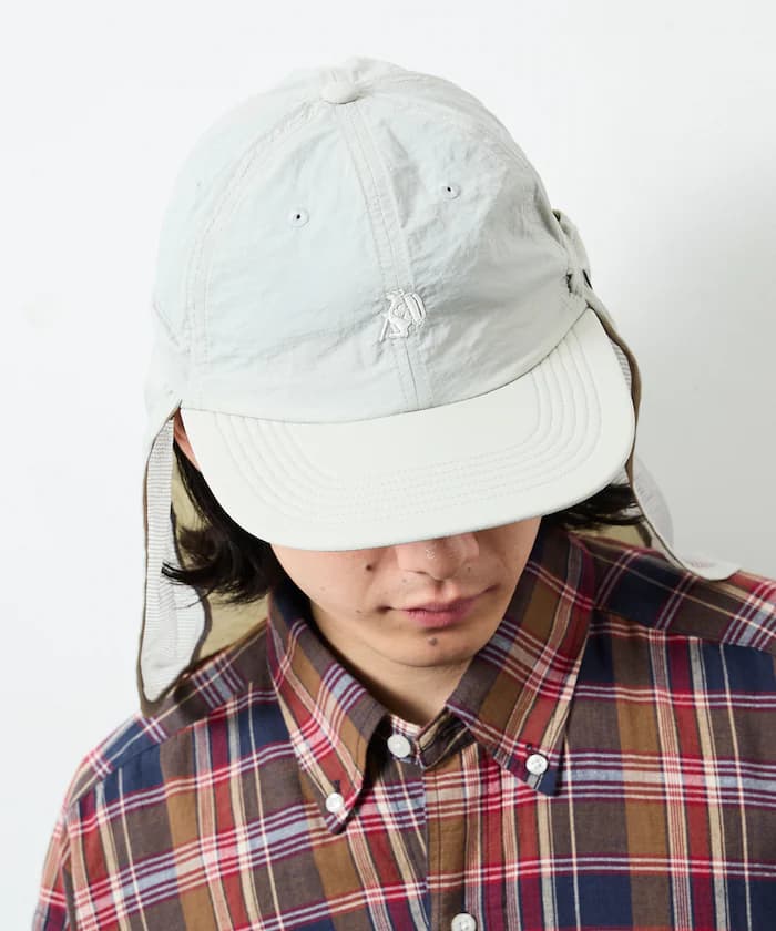 グレー